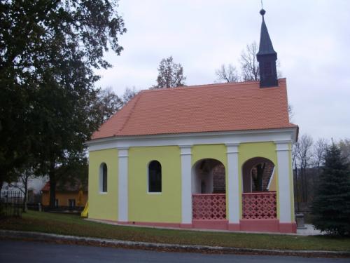 Kaplička v obci Kozlov 