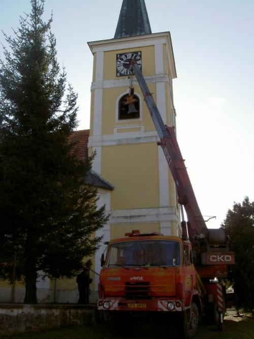 umístění zvonu na věž 